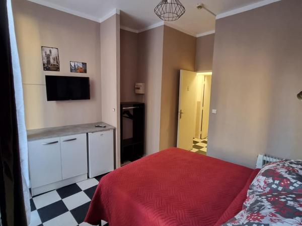 Hôtel des allées : photo 1 de la chambre chambre double avec salle de bains privative