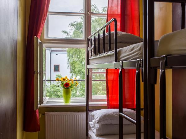 Let's Rock Party Hostel : photo 7 de la chambre lit dans dortoir 6 lits avec salle de bains commune