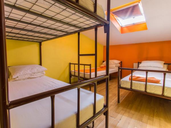 Let's Rock Party Hostel : photo 5 de la chambre lit dans dortoir 4 lits avec salle de bains commune