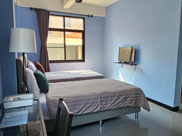 HOUSEMODE - BAANYAI @ Wongwian Yai : photo 3 de la chambre grande chambre double ou lits jumeaux