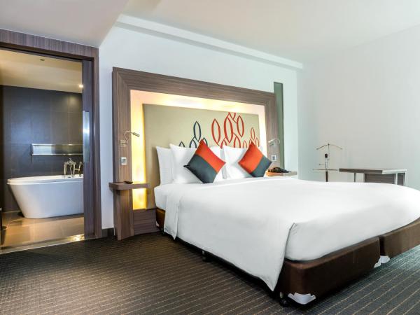 Hilton Garden Inn Bangkok Silom : photo 2 de la chambre suite deluxe avec lit king-size
