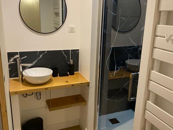 La Bellours Chambre D'Hôtes : photo 4 de la chambre chambre double - vue sur piscine