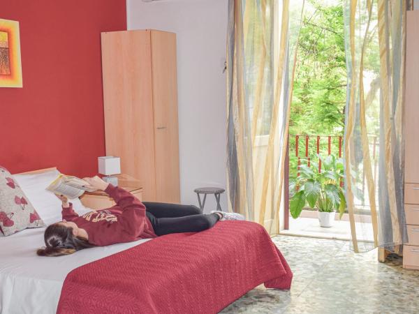 Actinia Accommodation : photo 2 de la chambre chambre triple avec balcon