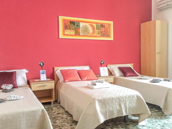 Actinia Accommodation : photo 3 de la chambre chambre triple avec balcon