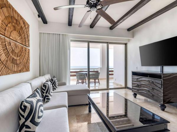 Hilton Vacation Club Cabo Azul Los Cabos : photo 2 de la chambre chambre lit king-size avec balcon - vue partielle sur océan