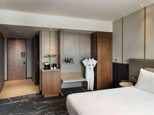 Pullman Auckland Airport : photo 2 de la chambre chambre lit king-size supérieure pour personnes à mobilité réduite