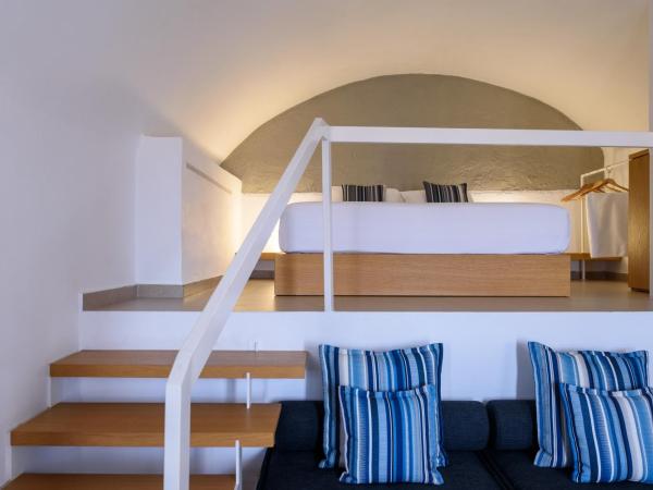 Muses Cycladic Suites : photo 8 de la chambre petite suite 2 chambres avec jacuzzi extérieur ouvert en saison - vue sur mer