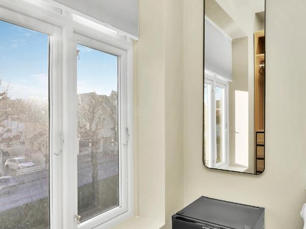 Central Guest House - Bedroom with en suite Bathroom : photo 4 de la chambre chambre double avec salle de bains privative