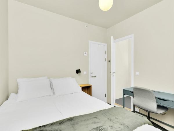 Central Guest House - Bedroom with en suite Bathroom : photo 2 de la chambre chambre double avec salle de bains privative