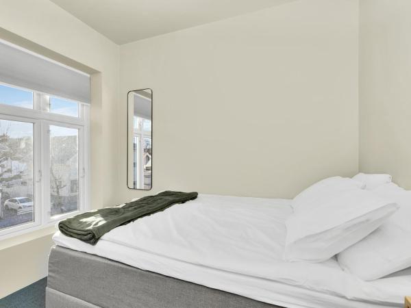 Central Guest House - Bedroom with en suite Bathroom : photo 3 de la chambre chambre double avec salle de bains privative