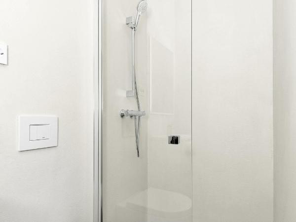 Central Guest House - Bedroom with en suite Bathroom : photo 6 de la chambre chambre simple avec salle de bains privative