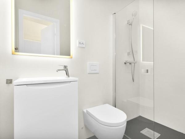 Central Guest House - Bedroom with en suite Bathroom : photo 7 de la chambre chambre simple avec salle de bains privative