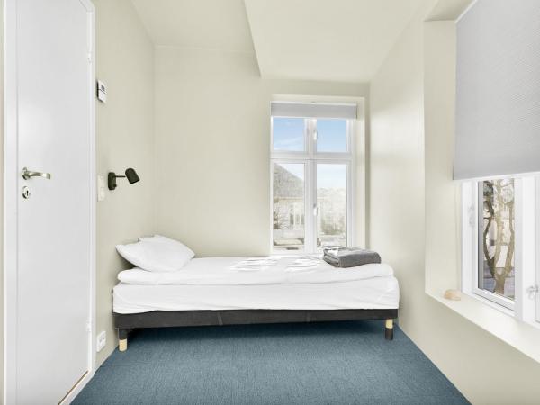 Central Guest House - Bedroom with en suite Bathroom : photo 2 de la chambre chambre simple avec salle de bains privative