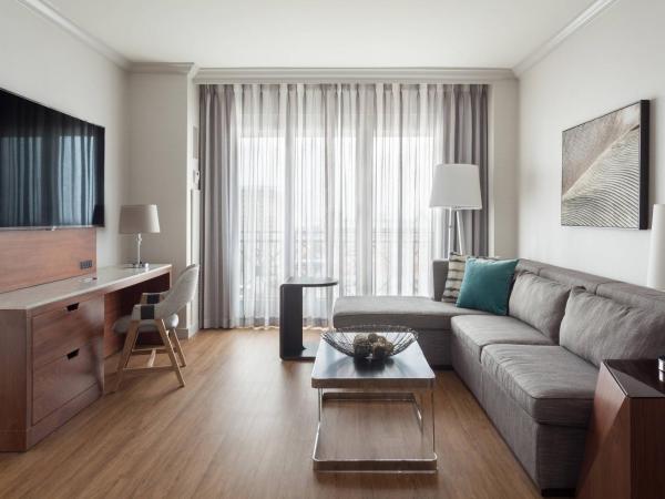 Tampa Marriott Water Street : photo 3 de la chambre suite lit king-size avec canapé-lit et balcon - vue sur eau