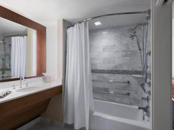 Hilton Salt Lake City Center : photo 4 de la chambre queen room with two queen beds and accessible tub - mobility access