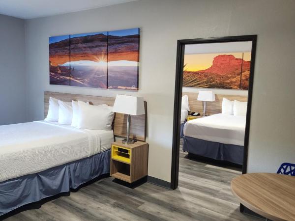 Days Inn & Suites by Wyndham Tucson/Marana : photo 2 de la chambre suite one bedroom with three queen beds - non-smoking