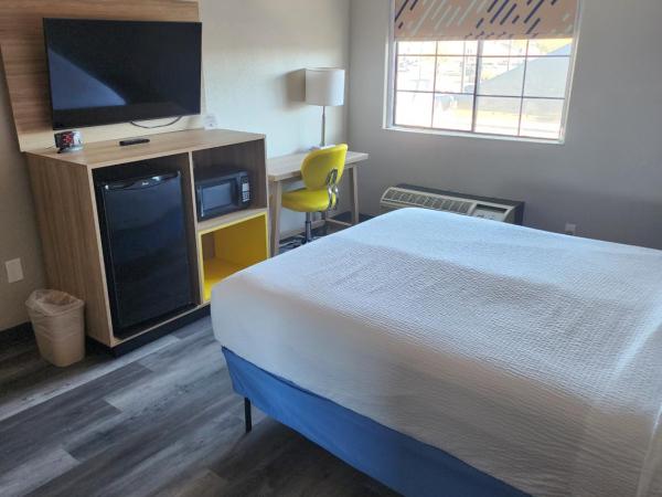 Days Inn & Suites by Wyndham Tucson/Marana : photo 4 de la chambre suite one bedroom with 1 king bed and 1 queen bed, non-smoking