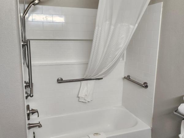 Days Inn & Suites by Wyndham Tucson/Marana : photo 8 de la chambre chambre lit king-size avec baignoire - accessible aux personnes à mobilité réduite - non-fumeurs