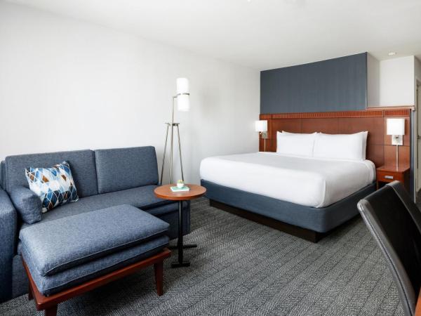Courtyard By Marriott Las Vegas Stadium Area : photo 2 de la chambre chambre lit king-size avec canapé-lit