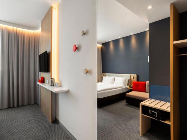 Holiday Inn Express Munich City West, an IHG Hotel : photo 5 de la chambre standad queen room with sofa bed