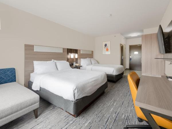 Holiday Inn Express Hotel & Suites-Edmonton South, an IHG Hotel : photo 4 de la chambre suite avec 2 lits queen-size et canapé-lit