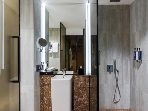 voco Monaco Dubai, an IHG Hotel, Adults Only, World Islands : photo 8 de la chambre premium king room with raining street view