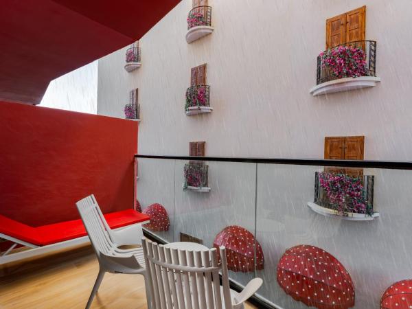 voco Monaco Dubai, an IHG Hotel, Adults Only, World Islands : photo 9 de la chambre premium king room with raining street view