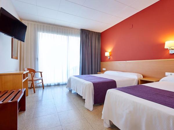 Hotel Surf Mar : photo 1 de la chambre chambre double Économique avec lit d'appoint (2 adultes + 2 enfants)