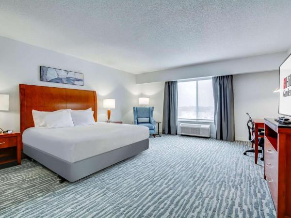 Hilton Garden Inn Louisville-Northeast : photo 1 de la chambre chambre lit king-size avec baignoire - accessible aux personnes à mobilité réduite et adaptée aux personnes malentendantes