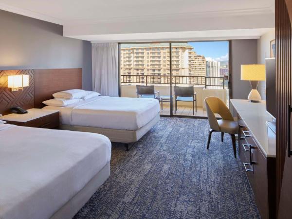 Hilton Hawaiian Village Waikiki Beach Resort : photo 2 de la chambre chambre lit queen-size avec douche accessible en fauteuil roulant et vue sur le complexe hôtelier tapa - accessible aux personnes à mobilité réduite