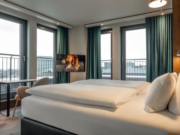 The Cloud One Hamburg-Kontorhaus : photo 4 de la chambre chambre lit queen-size avec balcon