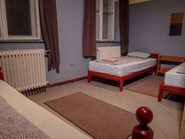 DeeP Guest House : photo 6 de la chambre chambre triple avec salle de bains commune