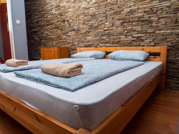 DeeP Guest House : photo 7 de la chambre chambre double ou lits jumeaux avec salle de bains commune