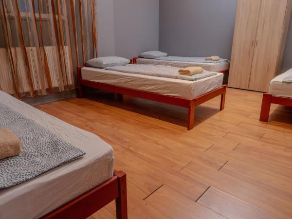 DeeP Guest House : photo 4 de la chambre chambre quadruple avec salle de bains commune
