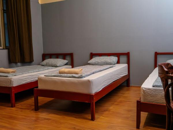 DeeP Guest House : photo 6 de la chambre chambre quadruple avec salle de bains commune