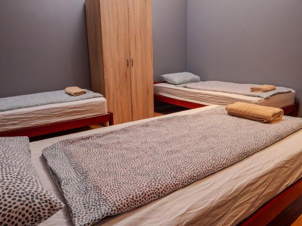 DeeP Guest House : photo 2 de la chambre chambre quadruple avec salle de bains commune