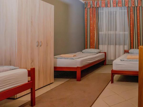 DeeP Guest House : photo 7 de la chambre chambre triple avec salle de bains commune