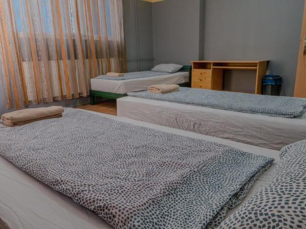 DeeP Guest House : photo 2 de la chambre chambre triple avec salle de bains commune