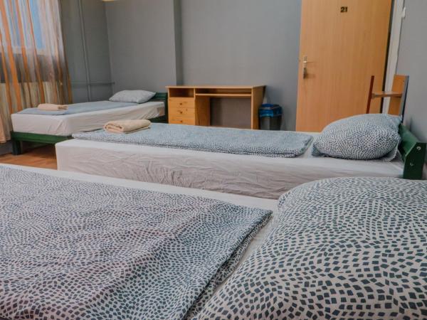 DeeP Guest House : photo 3 de la chambre chambre triple avec salle de bains commune