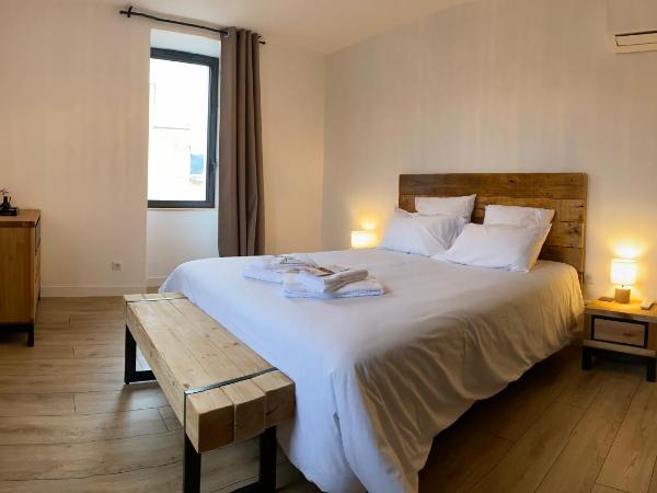 La Bellours Chambre D'Hôtes : photo 1 de la chambre chambre double - vue sur piscine