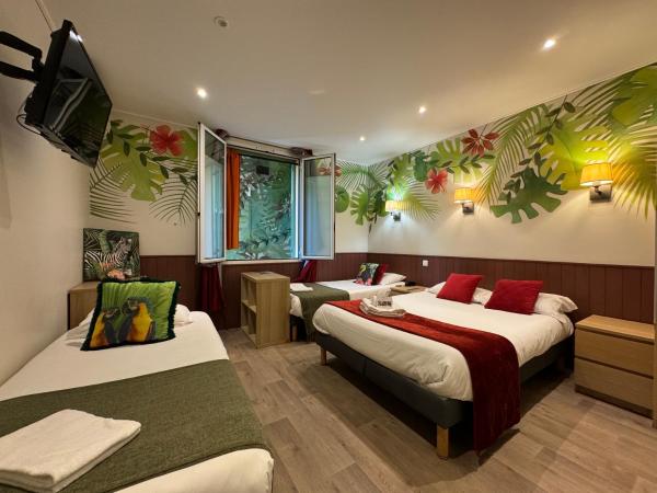 Hotel Pavillon Imperial : photo 1 de la chambre chambre quadruple classique avec fenêtre - vue sur mur peint
