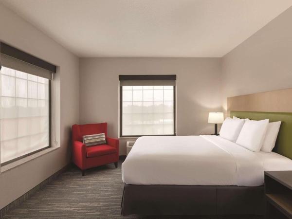 Country Inn & Suites by Radisson, Tampa Airport East-RJ Stadium : photo 3 de la chambre suite studio lit king-size avec kitchenette