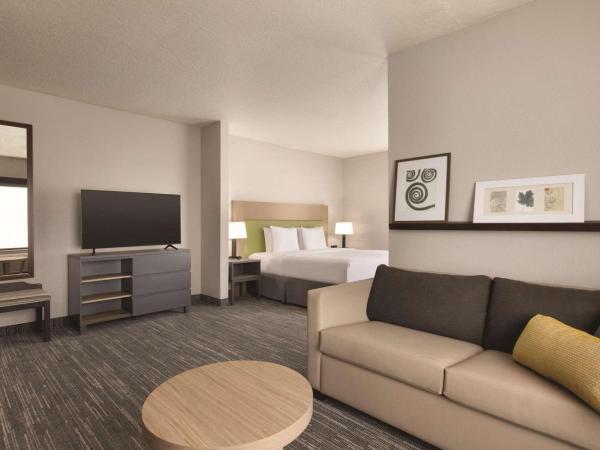 Country Inn & Suites by Radisson, Tampa Airport East-RJ Stadium : photo 7 de la chambre suite lit king-size avec canapé-lit - non-fumeurs