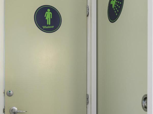 Urban Lounge Sleepery : photo 6 de la chambre chambre lit queen-size avec salle de bains commune 