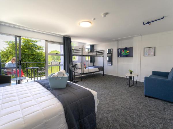 Urban Lounge Sleepery : photo 8 de la chambre chambre familiale avec salle de bains commune
