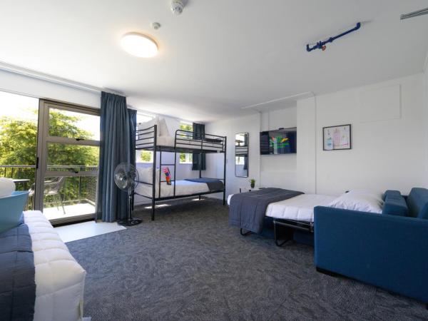 Urban Lounge Sleepery : photo 9 de la chambre chambre familiale avec salle de bains commune