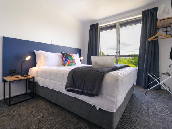 Urban Lounge Sleepery : photo 1 de la chambre chambre lit queen-size avec salle de bains commune 