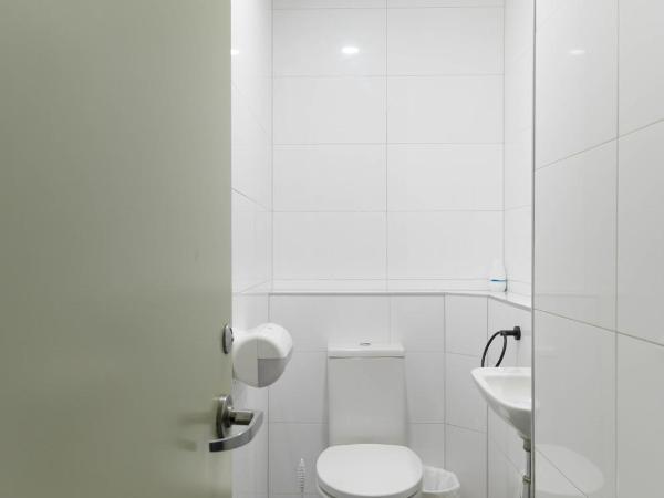 Urban Lounge Sleepery : photo 7 de la chambre chambre lit queen-size avec salle de bains commune 