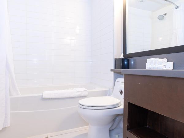 Sandman Signature Edmonton South Hotel : photo 8 de la chambre standard suite, 1 king bed, kitchen, washer dryer