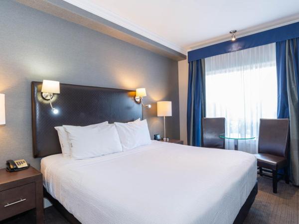 Sandman Signature Edmonton South Hotel : photo 1 de la chambre standard suite, 1 king bed, kitchen, washer dryer
